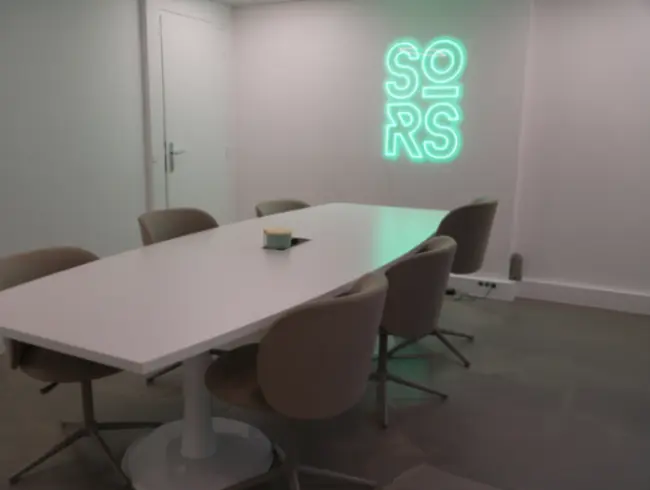 Salle de Réunion Moderne pour 6 à Boulogne-Billancourt | Équipée Visioconférence