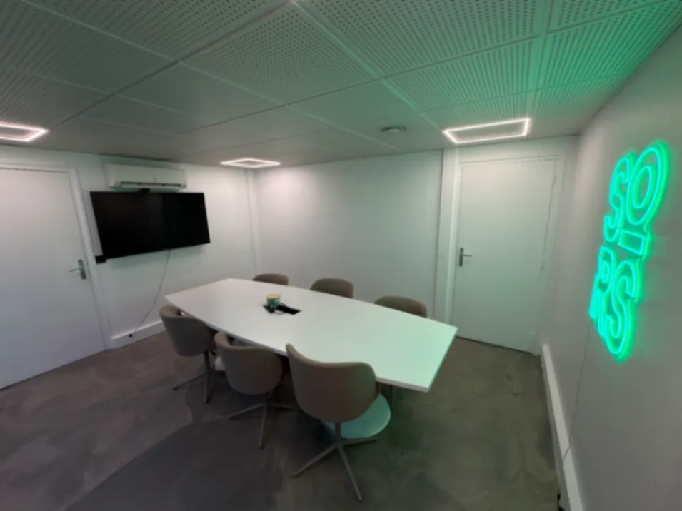 Salle de Réunion Moderne pour 6 à Boulogne-Billancourt | Équipée Visioconférence