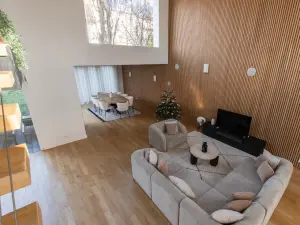 Loft Architectural avec Plafonds Double Hauteur à Saint-Maur-des-Fossés