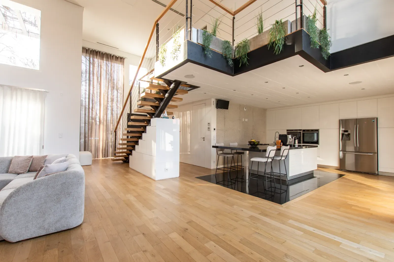 Loft Architectural avec Plafonds Double Hauteur à Saint-Maur-des-Fossés