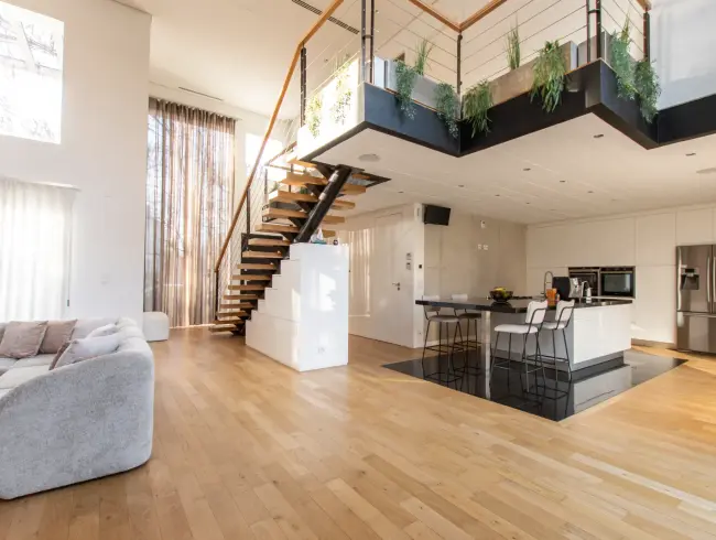 Loft Architectural avec Plafonds Double Hauteur à Saint-Maur-des-Fossés