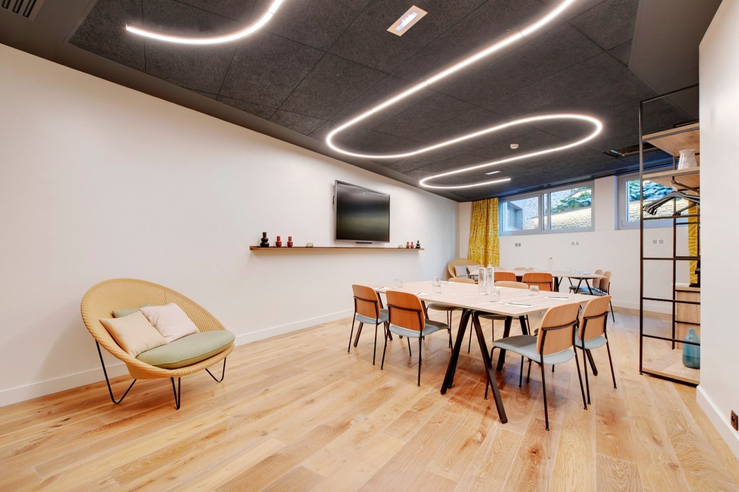 45 m² Meeting Room in Paris with City View & Natural Light
