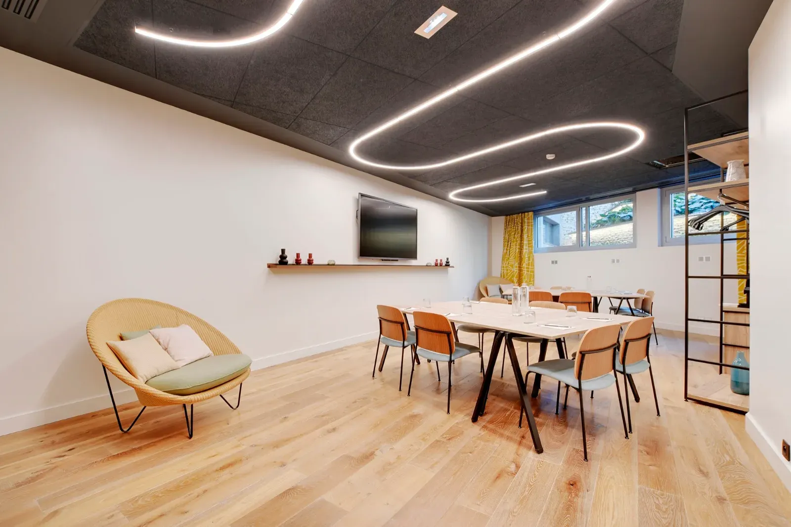 45 m² Meeting Room in Paris with City View & Natural Light