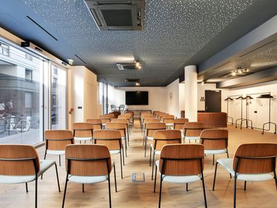 100 m² Meeting Room in Paris with Parquet Flooring & City View