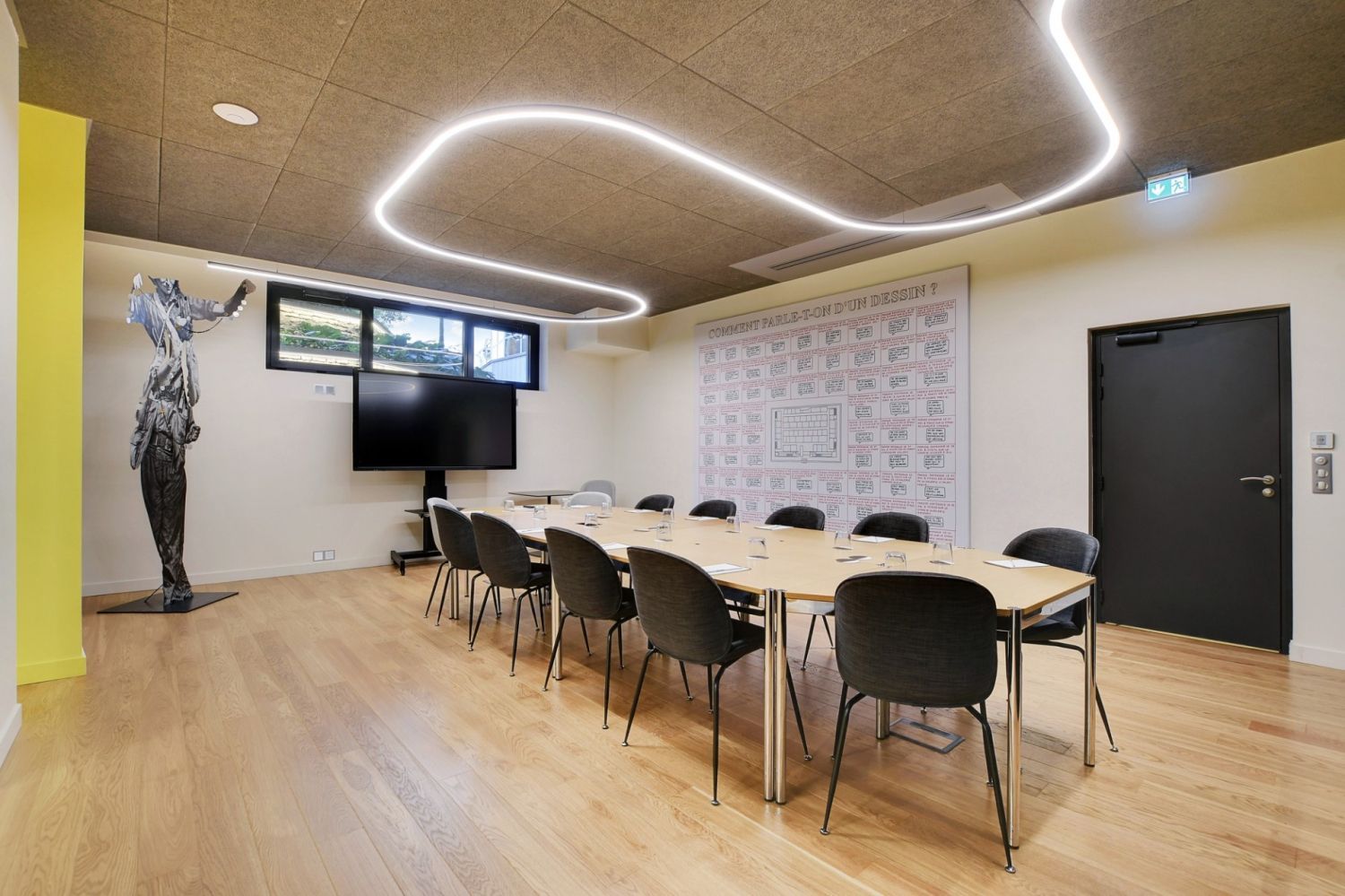 75 m² Meeting Room in Paris with Parquet Flooring & Modern Amenities