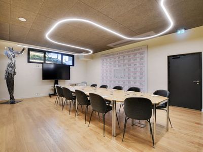 75 m² Meeting Room in Paris with Parquet Flooring & Modern Amenities