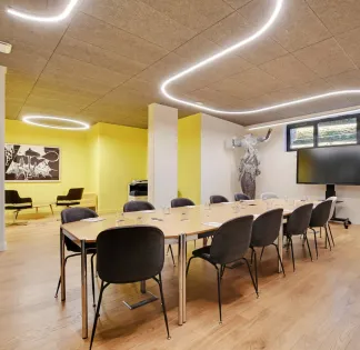 75 m² Meeting Room in Paris with Parquet Flooring & Modern Amenities