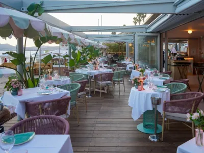 Plage Privée pour Événements d'Affaires à Cannes | Cadre Méditerranéen Élégant