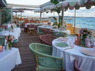 Plage Privée pour Événements d'Affaires à Cannes | Cadre Méditerranéen Élégant