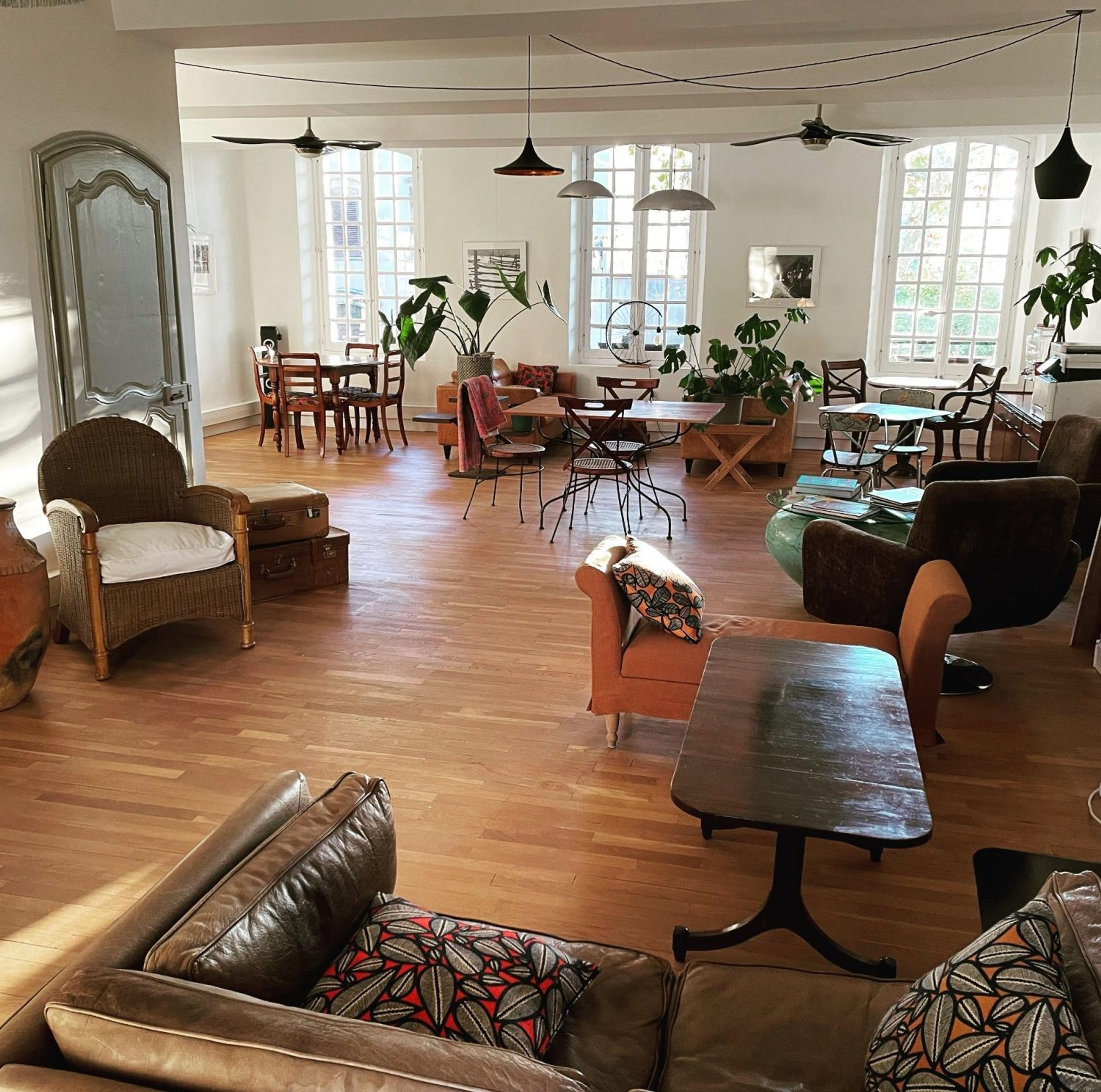 Le salon, un lieu lumineux et élégant pour tous vos évènements professionnels et privés