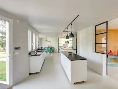 Domaine de Campagne Luxueux avec Piscines et Cinéma près de Paris