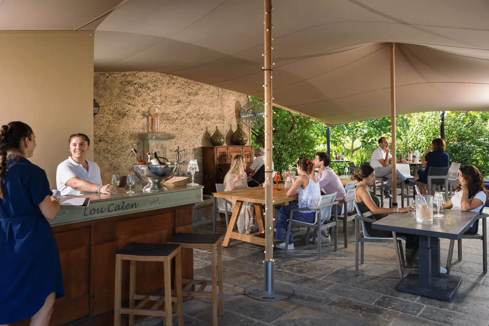 Terrasse sous la tente