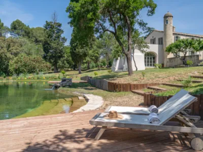 Château en Camargue : Domaine Historique de 6 Chambres avec Piscine Naturelle