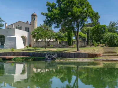 Château en Camargue : Domaine Historique de 6 Chambres avec Piscine Naturelle
