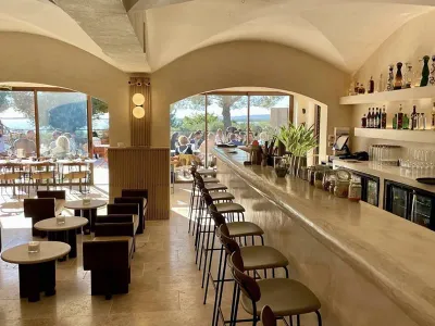 A Lakeside Villa for Memorable Events Near Montpellier