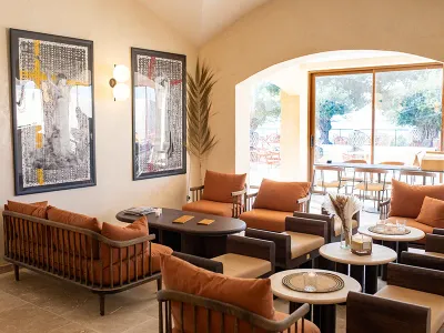 A Lakeside Villa for Memorable Events Near Montpellier