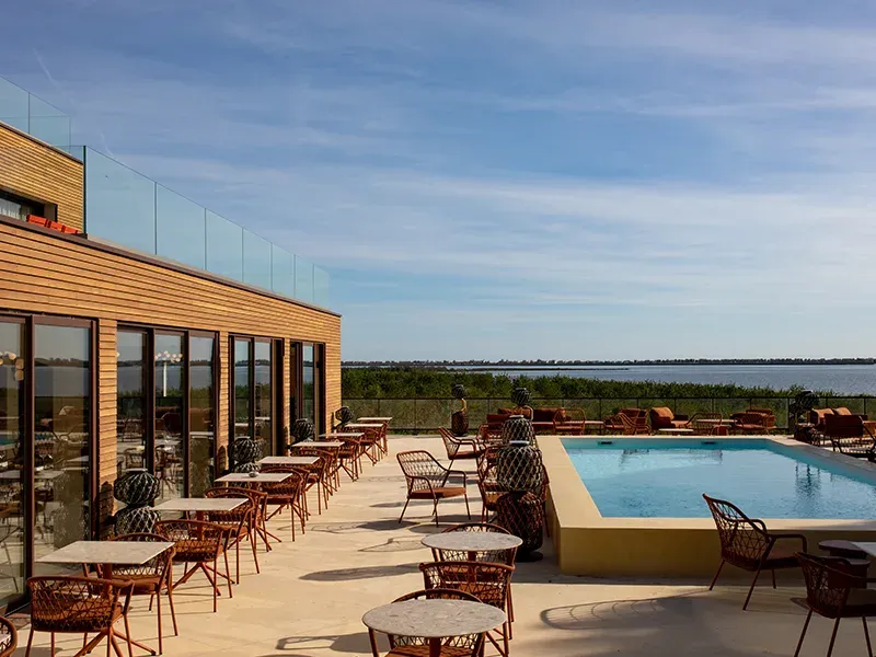 A Lakeside Villa for Memorable Events Near Montpellier