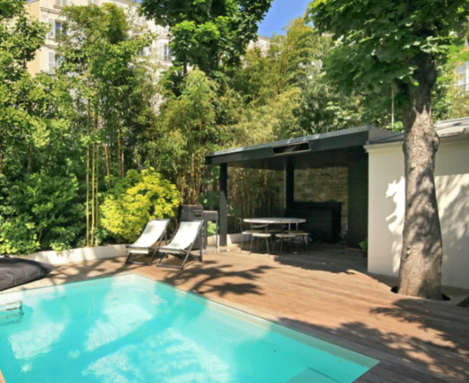 Maison Parisienne du 18e Siècle avec Jardin Privé et Piscine Chauffée pour Événements