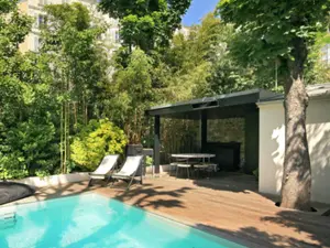Maison Parisienne du 18e Siècle avec Jardin Privé et Piscine Chauffée pour Événements