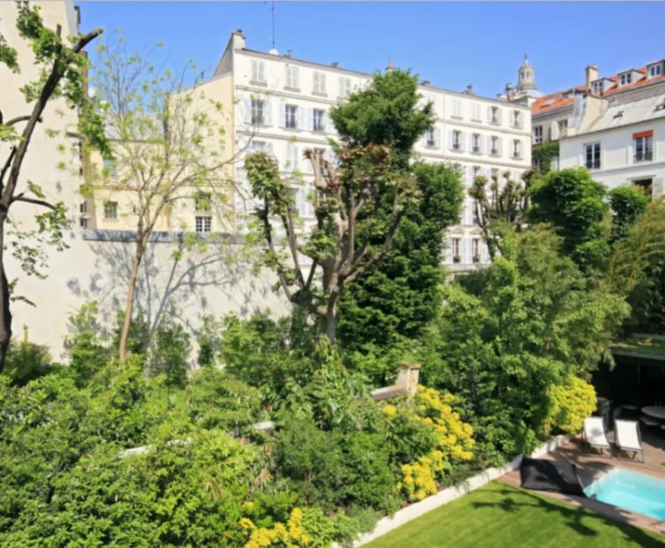 Maison Parisienne du 18e Siècle avec Jardin Privé et Piscine Chauffée pour Événements