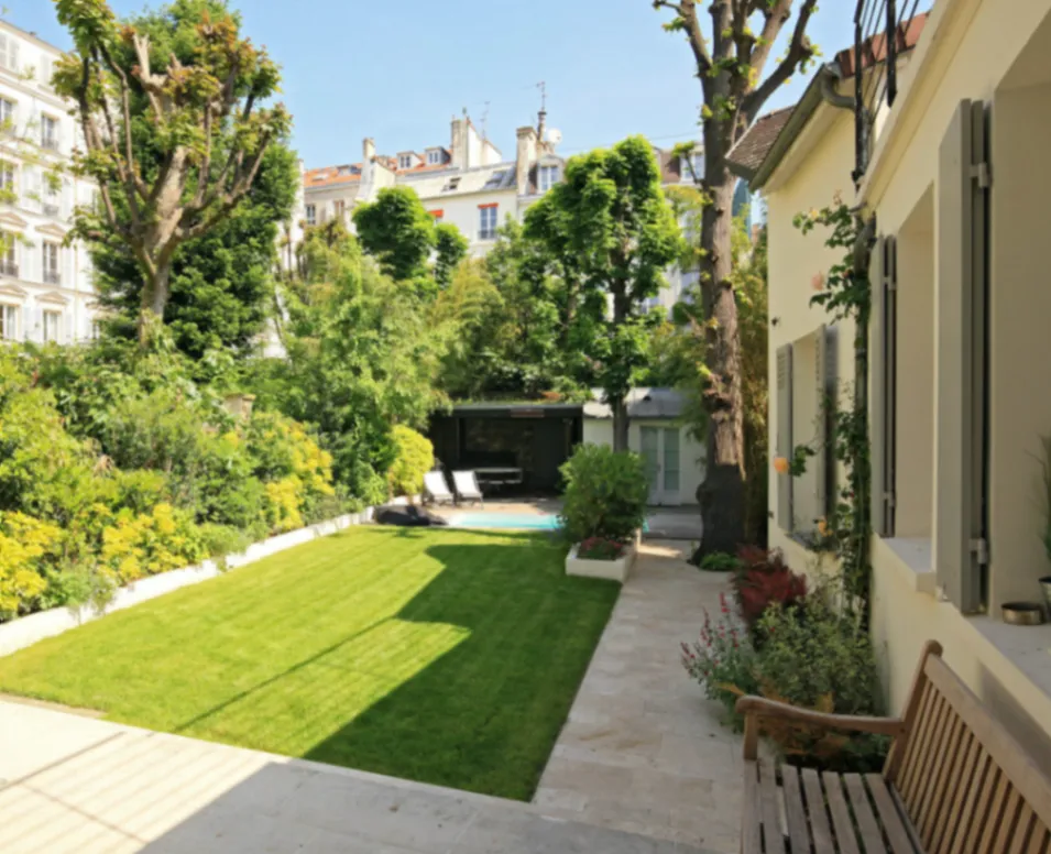 Maison Parisienne du 18e Siècle avec Jardin Privé et Piscine Chauffée pour Événements