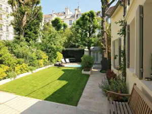 Maison Parisienne du 18e Siècle avec Jardin Privé et Piscine Chauffée pour Événements
