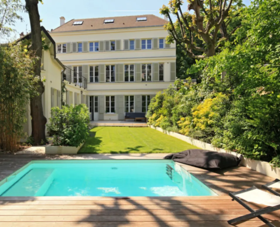 Maison Parisienne du 18e Siècle avec Jardin Privé et Piscine Chauffée pour Événements