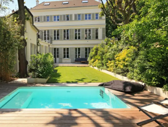 Maison Parisienne du 18e Siècle avec Jardin Privé et Piscine Chauffée pour Événements