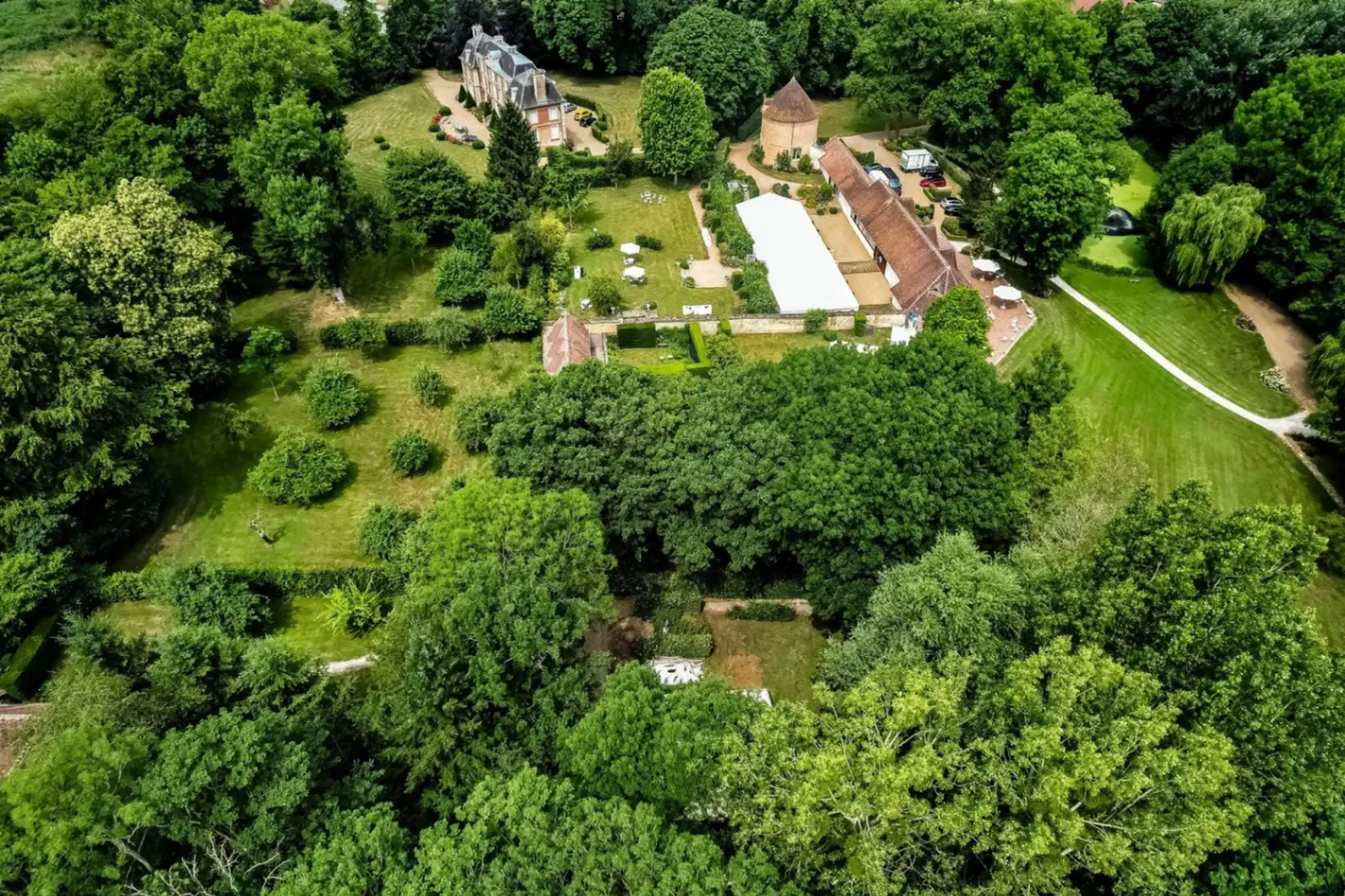Le Parc du Domaine et la terrasse de la Grange