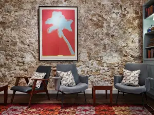 La Grande Salle de L'Appartement : Idéale pour les Rassemblements d'Équipe à Paris