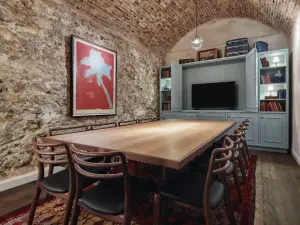 La Grande Salle de L'Appartement : Idéale pour les Rassemblements d'Équipe à Paris