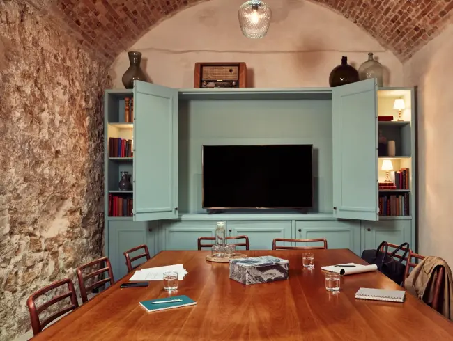 La Grande Salle de L'Appartement : Idéale pour les Rassemblements d'Équipe à Paris