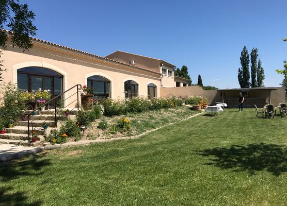 Reception room facing the Alpilles in the countryside