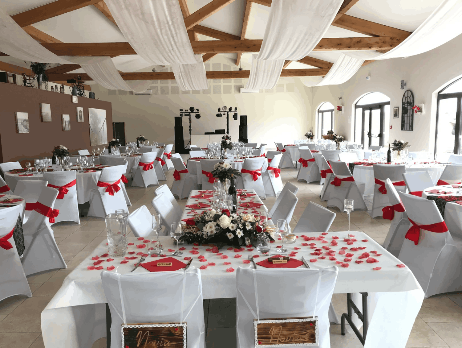 Reception room facing the Alpilles in the countryside