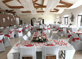 Reception room facing the Alpilles in the countryside