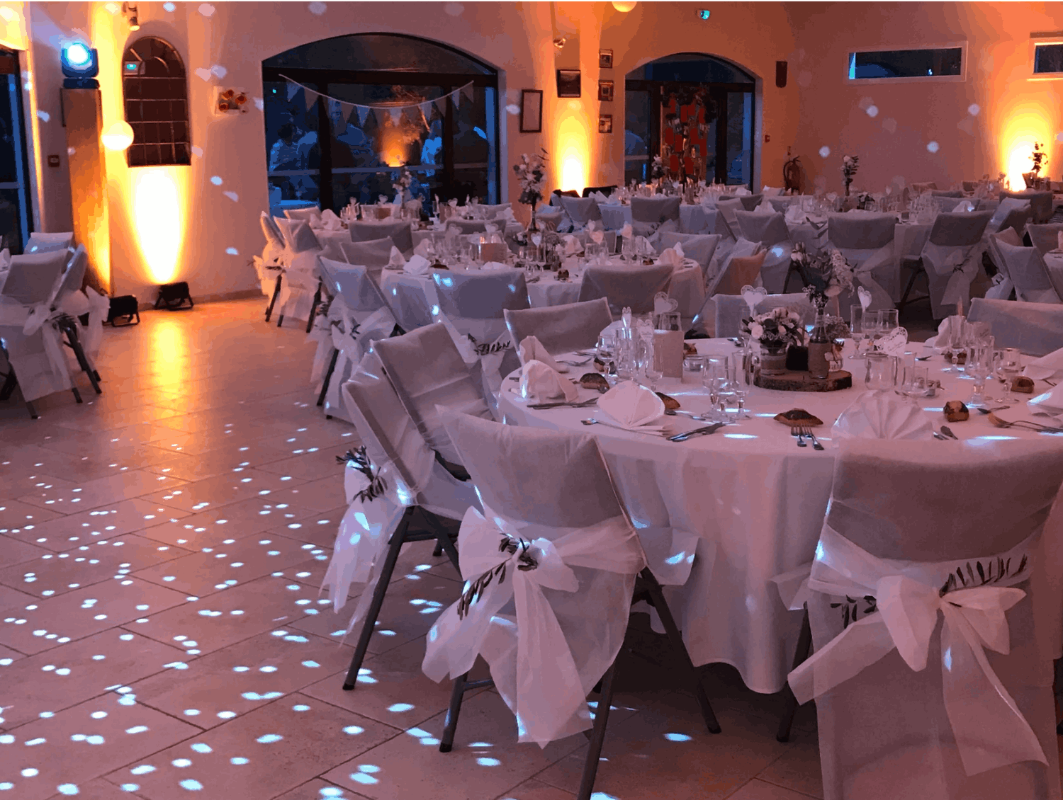 Reception room facing the Alpilles in the countryside