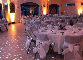 Reception room facing the Alpilles in the countryside