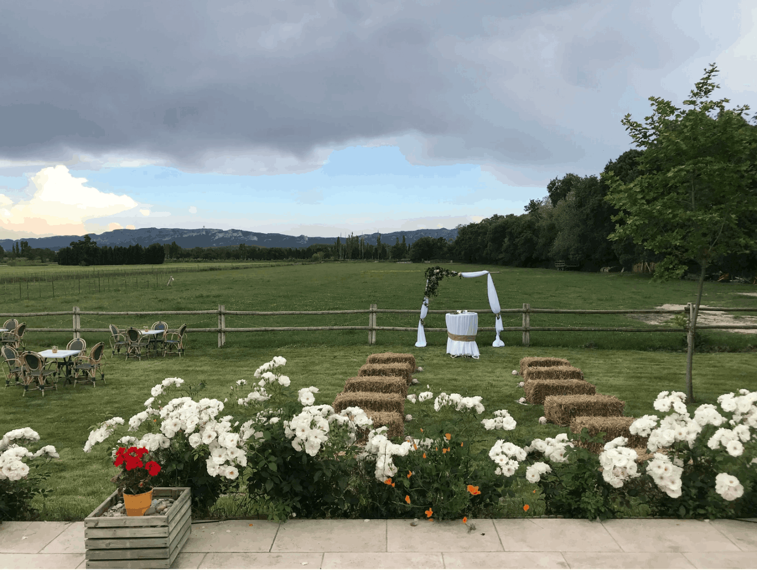 Reception room facing the Alpilles in the countryside