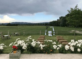 Reception room facing the Alpilles in the countryside