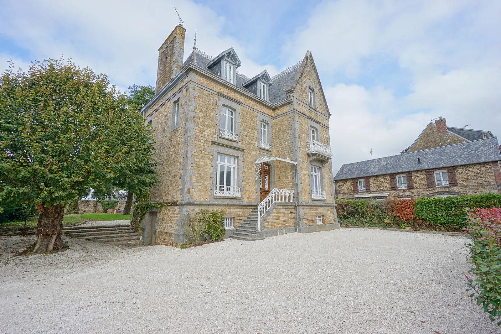 Manoir Historique en Normandie près du Mont-Saint-Michel | Lieu d'Exception pour Événements & Séjours