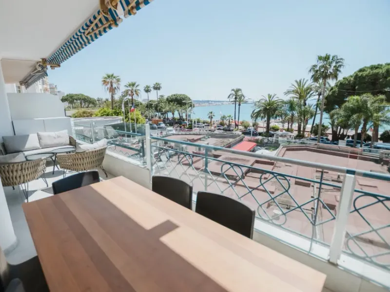 Luxury 2 Bedroom Apartment with Terrace on the Croisette, Cannes