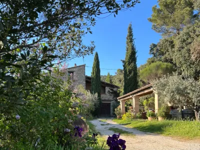 Ferme Historique au Pied du Mont Ventoux pour Événements jusqu'à 24 Personnes