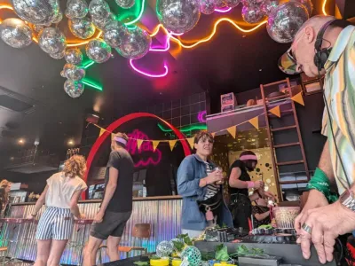 Lieu de Fête Années 80 Glam Rock avec Plafond à Boule à Facettes et Néons