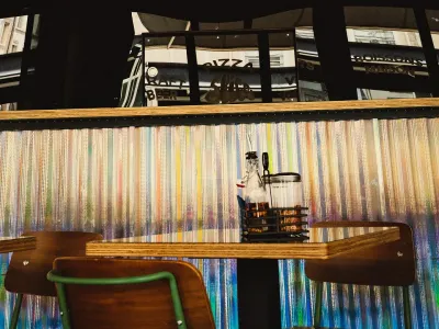 Lieu de Fête Années 80 Glam Rock avec Plafond à Boule à Facettes et Néons