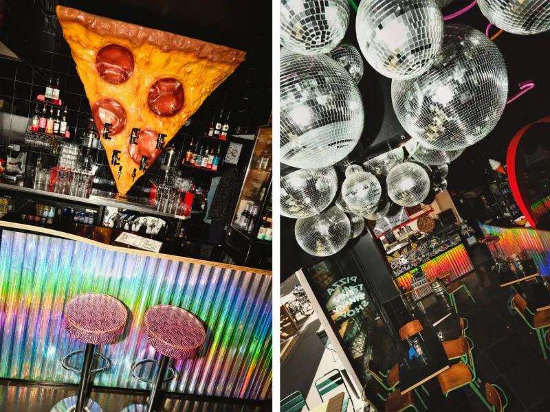 Lieu de Fête Années 80 Glam Rock avec Plafond à Boule à Facettes et Néons