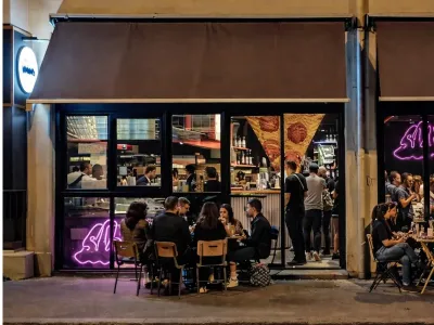 Lieu de Fête Années 80 Glam Rock avec Plafond à Boule à Facettes et Néons