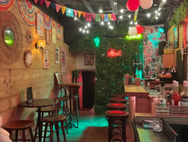 Bar Iconique du Vieux-Nice : Un Lieu Légendaire pour Soirées & Cocktails