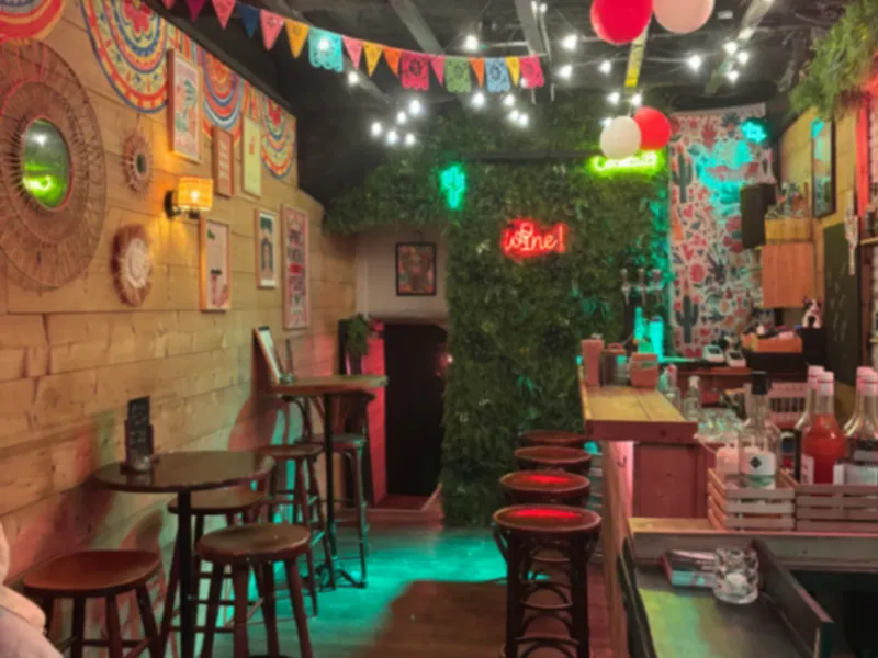 Bar Iconique du Vieux-Nice : Un Lieu Légendaire pour Soirées & Cocktails