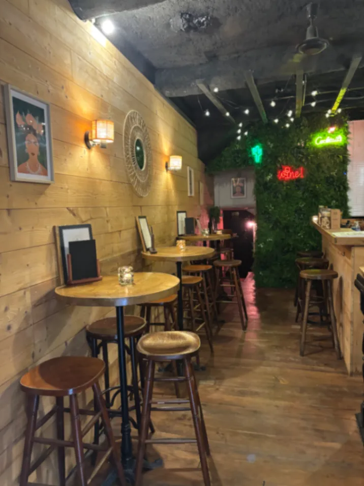 Bar Iconique du Vieux-Nice : Un Lieu Légendaire pour Soirées & Cocktails