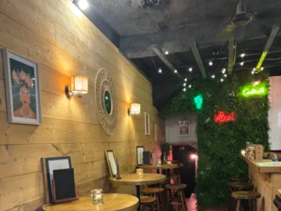 Bar Iconique du Vieux-Nice : Un Lieu Légendaire pour Soirées & Cocktails